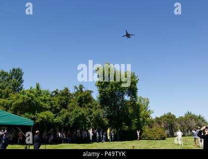 Un B-1 Lancer dal 28 ala bomba a Ellsworth Air Force Base, S.D., esegue una lenta velocità di cavalcavia in onore del personale Sgt. David J. Thatcher Giugno 27, 2016 in Missoula, Mont. A 20 anni, e come un ingegnere gunner in equipaggio di volo 7 della Doolittle Tokyo incursioni, la Thatcher's equipaggio crash-sbarcati in mare al largo della costa della Cina il 18 aprile 1942. La Thatcher salvato quattro membri di equipaggio tirandoli per la sicurezza sulla spiaggia circostante e applicazione di salvare la vita di cure mediche, anche se egli è stato ferito in se stesso. (U.S. Air Force Photo da 2 Lt. Annabel Monroe) Foto Stock