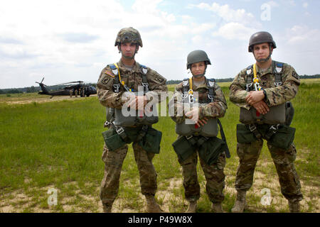 982Nd combattere la telecamera paracadutisti della società: Sgt. Austin Berner, SPC. Kristen Root e SPC. Micheal Cox, posa per una foto di gruppo prima di saltare sul SAN semplice Eglise drop zone vicino a Fort Bragg, N.C. il 25 giugno 2016. La 982ND, un esercito di unità di riserva, fornisce i nostri leader militari e funzionari del governo di prima mano, immagini e video (sia rilasciato e classificate), delle nostre forze in campo. Essi sono gli occhi e le orecchie' del decision maker. (U.S. Foto dell'esercito da Staff Sgt. Felix Fimbres) Foto Stock