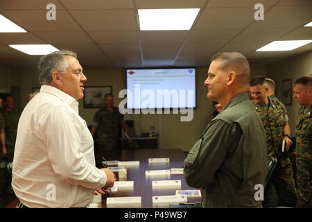 L' onorevole Joe Hockey, sinistra, parla a Briga. Gen. Russell A. Sanborn, destra durante una breve a bordo Marine Corps Air Station Kaneohe Bay, 27 giugno 2016. Hockey è dell'ambasciatore d'Australia per Stati Uniti e Sanborn è il comandante generale del primo velivolo marino ala. Durante la sua visita, ha discusso l'importanza di mantenere relazioni positive tra le due nazioni, CON GLI STATI UNITI Leader Marine. (U.S. Marine Corps foto di Cpl. Jonathan E. LopezCruet) Foto Stock