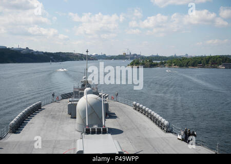 160625-N-KP948-118 Stoccolma, Svezia (25 giugno 2016) USS Mount Whitney (LCC 20) arriva a Stoccolma, Svezia, 25 giugno 2016. Il Monte Whitney, U.S. 6 comando della flotta e la nave comando, distribuito a Gaeta, Italia, opera con un equipaggio combinato di U.S. I marinai della marina militare e Sealift comando servizio civile naviganti. (U.S. Foto di Marina di Massa Specialista comunicazione marinaio Alyssa settimane/rilasciato) Foto Stock