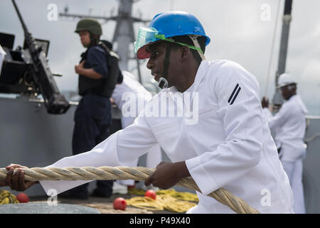 160625-N-DQ840-008 Norfolk, Virginia (25 giugno 2016) Il Marinaio apprendista Kentreal Feaster cale in una linea durante il sea anchor dettaglio come il trasporto anfibio dock nave USS San Antonio (LPD 17) si diparte Naval Station Norfolk. San Antonio è distribuito con la Vespa Anfibia gruppo pronto per supportare le operazioni di sicurezza marittima e di teatro la cooperazione in materia di sicurezza gli sforzi negli Stati Uniti La quinta e la sesta flotta zone di operazione. (U.S. Foto di Marina di Massa lo specialista di comunicazione 2a classe Adam Austin/rilasciato) Foto Stock