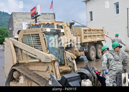 La Rhode Island Esercito Nazionale soldati di guardia dal 861st Engineer Azienda alloggiato in West Virginia dopo la loro formazione annuale per assistere nel diluvio il clean-up sforzi. La storica alluvione, essendo indicati come "mille anni di alluvione,' spopolato molte aree del West Virginia compresa la piccola cittadina di Ranielle nella contea di Greenbrier. West Virginia Guardia Nazionale di soldati e aviatori sono fuori in pieno vigore contribuendo in molte comunità. (US Army foto da Staff Sgt. Justin) di Hough Foto Stock