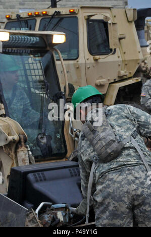 La Rhode Island Esercito Nazionale soldati di guardia dal 861st Engineer Azienda alloggiato in West Virginia dopo la loro formazione annuale per assistere nel diluvio il clean-up sforzi. La storica alluvione, essendo indicati come "mille anni di alluvione,' spopolato molte aree del West Virginia compresa la piccola cittadina di Ranielle nella contea di Greenbrier. West Virginia Guardia Nazionale di soldati e aviatori sono fuori in pieno vigore contribuendo in molte comunità. (US Army foto da Staff Sgt. Justin) di Hough Foto Stock