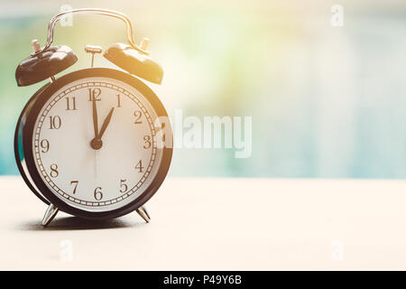 13 o'clock clock retrò presso la piscina all'aperto relax time tempo di vacanza concetto. Foto Stock