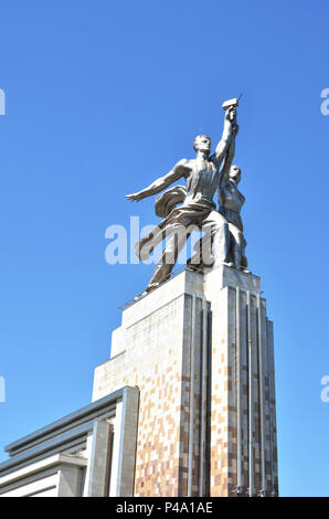 La Russia, Mosca, VDNKH, 21 maggio 2018 - Famoso monumento sovietico lavoratore e Kolkhoz Donna (azienda agricola collettiva donna) dello scultore Vera Mukhina. Fatta di stainl Foto Stock