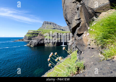 Mulafossur cascata in estate, Gasadalur, funzionario ministeriale isola, isole Faerøer Foto Stock