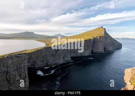 Panoramica di scogliere e il lago Sorvagsvatn, funzionario ministeriale isola, isole Faerøer Foto Stock