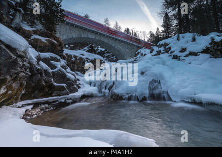 Bernina Express, Morteratsch Engadin, nel Canton Grigioni, Svizzera Foto Stock