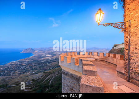 Terrazza verso il Monte Cofano, Erice, provincia di Trapani, Sicilia, Italia Foto Stock