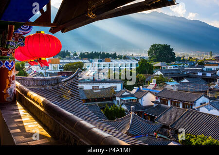 Vista superiore del cinese tradizionale di tetti di tegole di Dali, nella provincia dello Yunnan in Cina, Asia, Asia, Asia orientale, Estremo Oriente Foto Stock