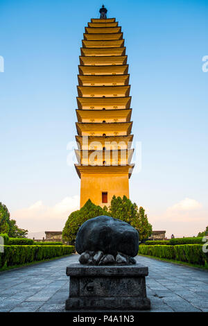 Uno dei tre pagode del tempio Chongsheng nella città vecchia di Dali, nella provincia dello Yunnan in Cina, Asia, Asia, Asia orientale, Estremo Oriente Foto Stock