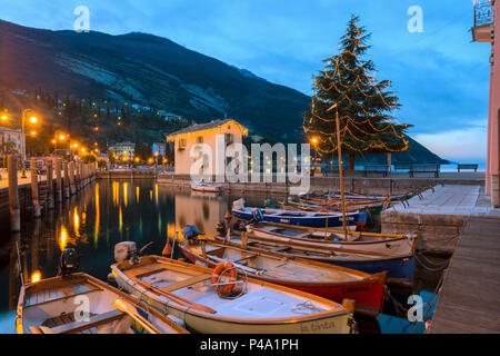 Il piccolo porto di Torbole sul lago di Garda Europa, Italia, Trentino Alto Adige, Trento distretto, Torbole Foto Stock