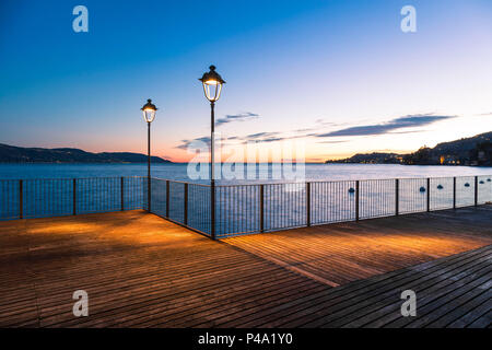 Gargnano il molo del villaggio sul lago di Garda, provincia di Brescia, Lombardia, Italia Foto Stock