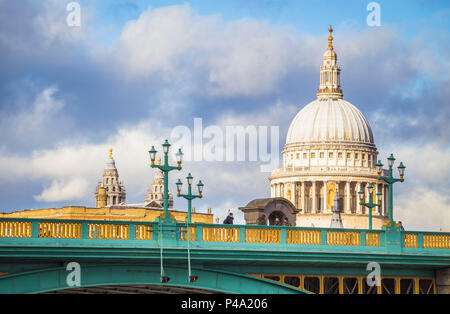 Il San Paolo e Cattedrale di Southwark Bridge. La città di Londra, London, Regno Unito Foto Stock