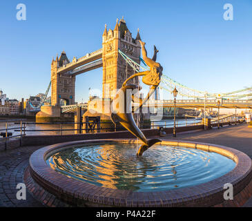 Il London Bridge e il delfino di Trevi, Londra, Regno Unito. Foto Stock