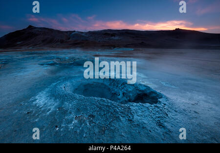 Hverir, Krafla caldera, Myvatn Regione Nord dell'Islanda. Attività geotermica. Foto Stock