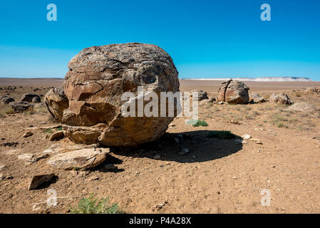 Sferica geologico formazioni rocciose nel luogo conosciuto come valle di palle a Caspian depressione desertica, Aktau, regione Mangystau, Kazakistan Foto Stock