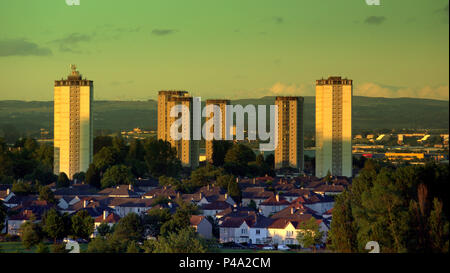 Glasgow, Scotland, Regno Unito 21 giugno. Regno Unito: Meteo Midsummer Sunrise del solstizio d'estate su torri di Scotstoun e il sud della città sono coperti nella prima luce del giorno nuovo . Credito: gerard ferry/Alamy Live News Foto Stock