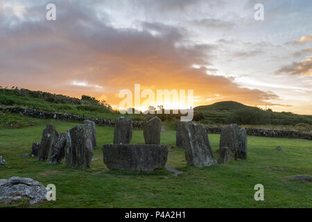 Il sorgere del sole sopra il Drombeg Stone Circle segnando l'inizio del solstizio d'estate, il giorno più lungo dell'anno. Drombeg è un antico cerchio di pietra vicino Glandore, credeva di essere tra le altre cose un età del bronzo calendario segna il solstizio d'inverno quando il sole tramonta oltre la pietra assiale. Foto Stock