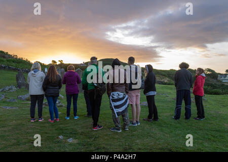 Il sorgere del sole sopra il Drombeg Stone Circle segnando l'inizio del solstizio d'estate, il giorno più lungo dell'anno. Drombeg è un antico cerchio di pietra vicino Glandore, credeva di essere tra le altre cose un età del bronzo calendario segna il solstizio d'inverno quando il sole tramonta oltre la pietra assiale. Foto Stock