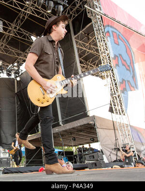 Oshkosh, Wisconsin, Stati Uniti d'America. Xx Giugno, 2018. BILL SATCHER di mille cavalli durante il paese USA Music Festival presso Ford Festival Park di Oshkosh, Wisconsin Credit: Daniel DeSlover/ZUMA filo/Alamy Live News Foto Stock