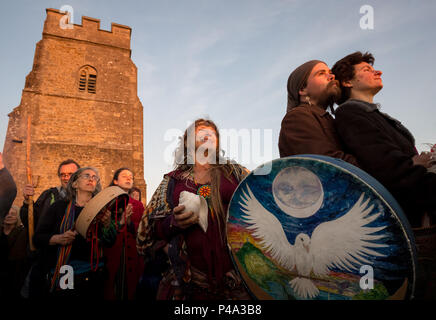 Somerset, Regno Unito. Il 21 giugno, 2018. Festaioli raccogliere su Glastonbury Tor per il Solstizio d'estate celebrazioni accogliente l'arrivo dell'estate e l'anno il giorno più lungo. Credito: Guy Corbishley/Alamy Live News Foto Stock