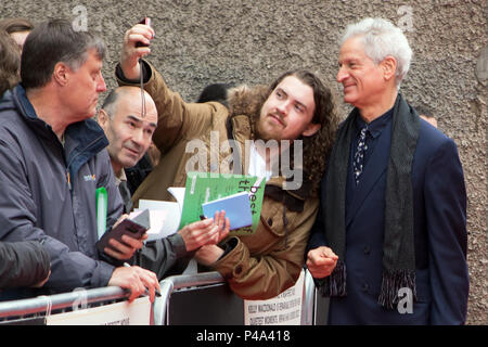 Edimburgo, Scozia, Regno Unito. Xx Giugno, 2018. Direttore, Marc Turtletaub, posa per una selfie con un ventilatore sul tappeto rosso al mondo premiere del film di puzzle, al Festival di teatro, Edimburgo, Scozia. Puzzle è un "film elightful circa una donna che raggiunga il suo potenziale dopo una vita di ricerca dopo gli altri, piuttosto che concentrare su di sé." Questo screening è parte della serata di apertura di Gala per filamento al Edinburgh International Film Festival 2018 (EIFF), che corre tra il 20 giugno e il 1 luglio 2018. Iain McGuinness / Alamy Live News Foto Stock