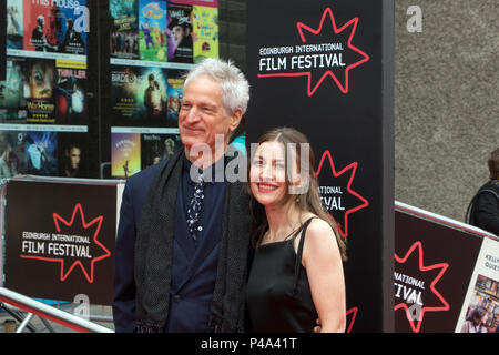 Edimburgo, Scozia, Regno Unito. Xx Giugno, 2018. Direttore, Marc Turtletaub e attrice, Kelly Macdonald, sul tappeto rosso al mondo premiere del film di puzzle, al Festival di teatro, Edimburgo, Scozia. Puzzle è un "film elightful circa una donna che raggiunga il suo potenziale dopo una vita di ricerca dopo gli altri, piuttosto che concentrare su di sé." Questo screening è parte della serata di apertura di Gala per filamento al Edinburgh International Film Festival 2018 (EIFF), che corre tra il 20 giugno e il 1 luglio 2018. Iain McGuinness / Alamy Live News Foto Stock