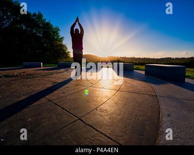 Wirksworth, Derbyshire, Regno Unito. Il 21 giugno, 2018. International World Yoga giorno salutando il sorgere del sole in estate estival solstice presso il disco star sopra Wirksworth nel Derbyshire Dales Credito: Doug Blane/Alamy Live News Foto Stock