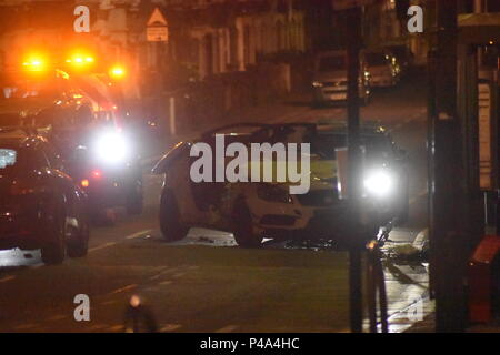 Walthamstow, Londra, Regno Unito. Il 21 giugno, 2018. Una elevata velocità di foglie di collisione di due vetture hanno devastato in una strada a Walthamstow. Non vi sono state vittime alla scena dell'incidente. È evidente che il tetto di uno dei veicoli è stato tagliato con le ganasce della vita per rimuovere un driver ma non lesioni gravi sono stati riportati in questo momento. Un carrello di traino rimuove uno dei veicoli coinvolti come la seconda attende di essere rimossa anche. Credito: Ricardo Maynard/Alamy Live News Foto Stock