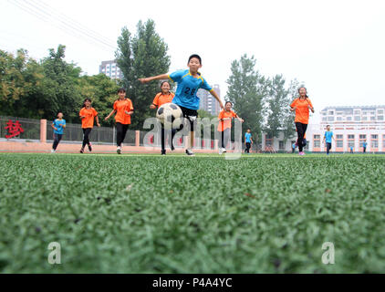 Binzhou, la Cina della provincia dello Shandong. Xx Giugno, 2018. Gli studenti giocano a calcio a Binzhou scuola sperimentale nel Binzhou, est della Cina di Provincia di Shandong, 20 giugno 2018. Gli studenti in diverse parti della Cina goduto il divertimento di giocare a calcio come il 2018 FIFA World Cup va in Russia. Credito: Chu Baorui/Xinhua/Alamy Live News Foto Stock