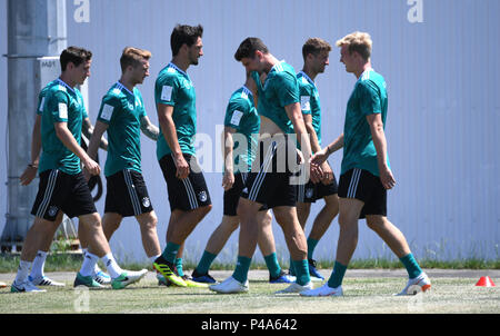 Sochi, Russia. Il 21 giugno, 2018. Calcio World Cup 2018, team nazionale tedesco, team quarti. Sebastian Rudy (L-R), Marco Reus, Mats Hummels, Mario Gomez, Thomas Mueller e Julian Brandt in azione alla formazione. Credito: Ina Fassbender/dpa/Alamy Live News Foto Stock