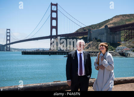 San Francisco, Stati Uniti d'America. Xx Giugno, 2018. Il Presidente federale Frank-Walter Steinmeier e sua moglie Elke Buedenbender a camminare lungo la baia di San Francisco. In fondo è il Golden Gate Bridge. Presidente Steinmeier e sua moglie sono su una tre giorni di visita in California. Credito: Bernd von Jutrczenka/dpa/Alamy Live News Foto Stock