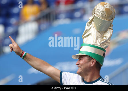 Samara, Russia. Il 21 giugno, 2018. Una ventola cheers prima del 2018 Coppa del Mondo FIFA Group C match tra Danimarca e Australia a Samara, Russia, 21 giugno 2018. Credito: Maohua Fei/Xinhua/Alamy Live News Foto Stock