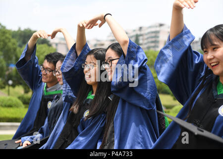 Nanjing, cinese della provincia di Jiangsu. Il 21 giugno, 2018. La laurea del padrone gli studenti pongono per foto a Nanjing Università Agricola in Nanjing East cinese della provincia di Jiangsu, 21 giugno 2018. Credito: Ji Chunpeng/Xinhua/Alamy Live News Foto Stock