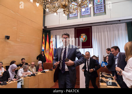 Xavier Garcia Albiol (PP) a piedi di Badalona City Hall. Il nuovo Sindaco Comune di Badalona Alex Pastor è cambiato con il supporto di PP (PPE) PSC (socialisti' Party di Catalogna) e C (Ciudadanos o cittadino in inglese) che hanno votato "sì" per una mozione di sfiducia del sindaco di corrente Dolors Sabater. Foto Stock