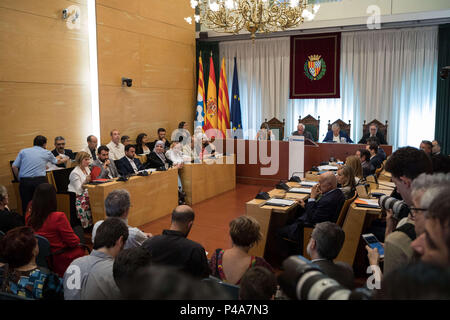 Badalona, Catalogna, Spagna. Xx Giugno, 2018. Aprire la vista della hall mentre discutiamo.Il nuovo Sindaco Comune di Badalona Alex Pastor è cambiato con il supporto di PP (PPE) PSC (socialisti' Party di Catalogna) e C (Ciudadanos o cittadino in inglese) che hanno votato ''˜Ì' per una mozione di sfiducia del sindaco di corrente Dolors Sabater. Credito: Freddy Davies SOPA/images/ZUMA filo/Alamy Live News Foto Stock