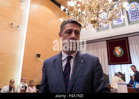 Badalona, Catalogna, Spagna. Xx Giugno, 2018. Xavier Garcia Albiol (PP) a piedi di Badalona Municipio.Il nuovo Sindaco Comune di Badalona Alex Pastor è cambiato con il supporto di PP (PPE) PSC (socialisti' Party di Catalogna) e C (Ciudadanos o cittadino in inglese) che hanno votato ''˜Ì' per una mozione di sfiducia del sindaco di corrente Dolors Sabater. Credito: Freddy Davies SOPA/images/ZUMA filo/Alamy Live News Foto Stock