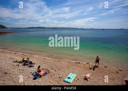 Rame Penisola, Cornwall, Regno Unito Meteo. Come una alta pressione si muove in molte parti del sud del Regno Unito periodo di bel tempo con caldo sole è sulla strada. Le persone che si godono il caldo clima soleggiato al costiero villaggio sul mare di Kingsand, Cornwall Foto Stock