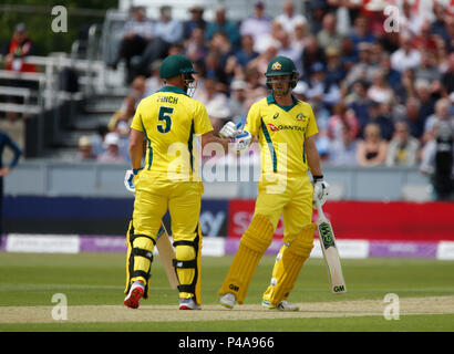 Emirates Riverside, Chester-le-Street, UK. Il 21 giugno, 2018. Un giorno International Cricket, 4 Royal London ODI, tra Inghilterra e Australia; Aaron Finch di Australia si congratula con il suo partner di apertura Travis testa dopo testa raggiunge il suo mezzo secolo Credito: Azione Sport Plus/Alamy Live News Foto Stock