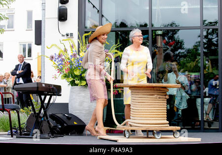 Enschede, Paesi Bassi. Il 21 giugno, 2018. Regina Máxima dei Paesi Bassi presso la fabbrica di prestazioni in Enschede, il 21 giugno 2018, per aprire la costruzione di Zuid, il lavoro e il luogo di incontro in una ex fabbrica tessile foto : Albert Nieboer/Paesi Bassi OUT/point de vue fuori - nessun filo SERVICE - Credit: Albert Nieboer/Royal Premere Europa/EPR/dpa/Alamy Live News Foto Stock