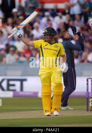 Emirates Riverside, Chester-le-Street, UK. Il 21 giugno, 2018. Un giorno International Cricket, 4 Royal London ODI, tra Inghilterra e Australia; Aaron Finch di Australia riconosce la folla di applausi come egli raggiunge il suo mezzo secolo Credito: Azione Sport Plus/Alamy Live News Foto Stock