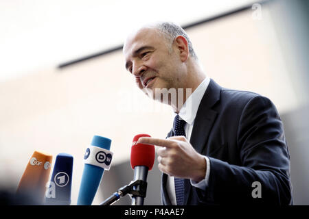 Lussemburgo Il Lussemburgo. Il 21 giugno 2018. Commissario UE Pierre Moscovici assiste nell'Eurogruppo dei ministri delle finanze riuniti presso la sede centrale dell'UE al Kirchberg centro conferenza di Lussemburgo del giugno 21, 2018 Credit: ALEXANDROS MICHAILIDIS/Alamy Live News Foto Stock