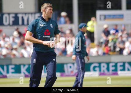 Crydon, Inghilterra 21 Giugno 2018. Inghilterra bowler Craig Overton girando per iniziare la sua corsa contro l'Australia nel quarto ODI in Emirati Riverside. Credito: Colin Edwards/Alamy Live News. Foto Stock