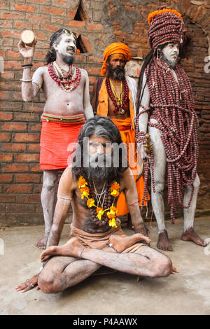 Ambubachi annuale Festival, Guwahati, Assam, India - 21 giugno 2018. Un indiano Hindu Naga Sadhu esegue lo yoga come parte della quarta Giornata Internazionale di Yoga durante l'annuale festival Ambubachi nel tempio Kamakhya a Guwahati, Assam, India. Foto: David Talukdar. Credito: David Talukdar/Alamy Live News Foto Stock