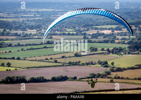 Devil's Dyke, UK. Il 21 giugno 2018. I parapendii approfittando del fantastico nel tardo pomeriggio le condizioni meteorologiche a Devil's Dyke, vicino a Brighton e conquista il cielo al di sopra del Sussex Weald Credito: Andrew Hasson/Alamy Live News Foto Stock