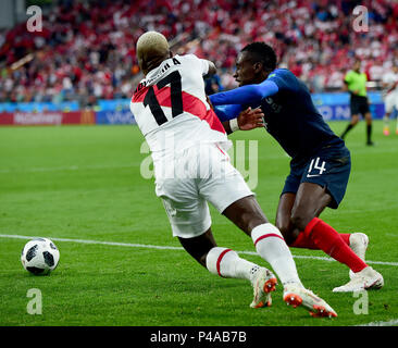 Ekaterinburg, Russia. Il 21 giugno, 2018. Blaise Matuidi (R) della Francia il sistema VIES con Luis Advincula del Perù durante il 2018 Coppa del Mondo FIFA Group C match tra la Francia e il Perù in Ekaterinburg, Russia, 21 giugno 2018. Credito: Du Yu/Xinhua/Alamy Live News Foto Stock