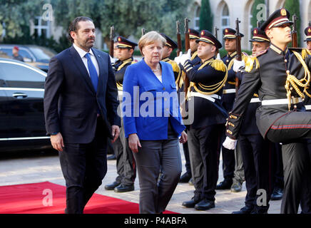 Beirut, Libano. Il 21 giugno, 2018. Primo Ministro libanese Saad Hariri accoglie il Cancelliere tedesco Angela Merkel a Beirut, Libano, il 21 giugno 2018. Credito: Bilal Jawich/Xinhua/Alamy Live News Foto Stock