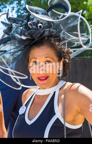 Ascot, Berkshire, Regno Unito. 21 giugno 2018. I racegoisti arrivano ad Ascot con i loro cappelli e le loro finerie per il Ladies Day al Royal Ascot mentre si recano all'evento. Fashion on Ladies Day Royal Ascot - donna che indossa cappello. Credit: Carolyn Jenkins/Alamy Live News Foto Stock