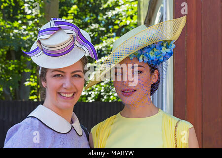 Ascot, Berkshire, Regno Unito. 21 giugno 2018. I racegoisti arrivano ad Ascot con i loro cappelli e le loro finerie per il Ladies Day al Royal Ascot mentre si recano all'evento. Fashion on Ladies Day Royal Ascot - due giovani donne attraenti che indossano abiti e cappelli guardando la macchina fotografica sorridente. Credit: Carolyn Jenkins/Alamy Live News Foto Stock